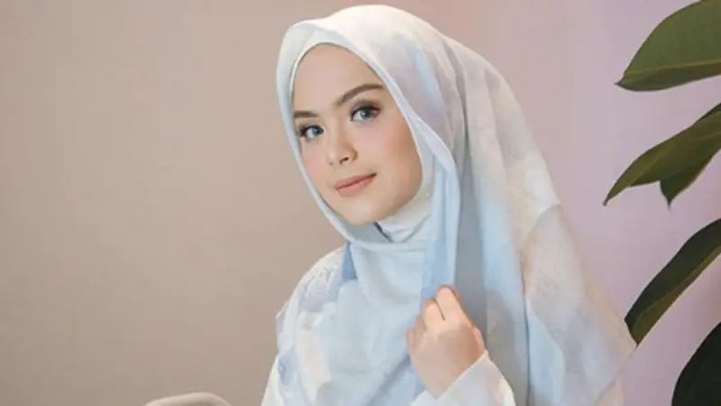 Vebby Palwinta Aktris, Model